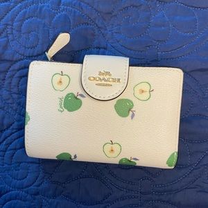 NEW W TAG Coach Medium Corner Zip Wallet With Green Apple Print Gold/Chalk Multi